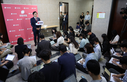 박형수 국민의힘 원내수석부대표가 11일 오후 국회 본청에서 의원총회 취소 관련 브리핑을 하고 있다.<연합뉴스 사진>